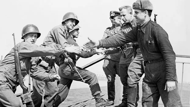 Американские и советские солдаты жмут руки на Эльбе, 1945