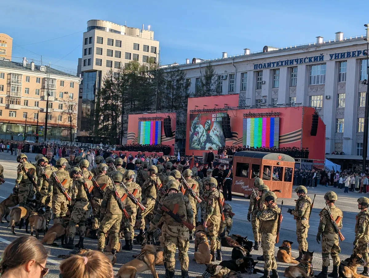 Военные на городской площади в День Победы