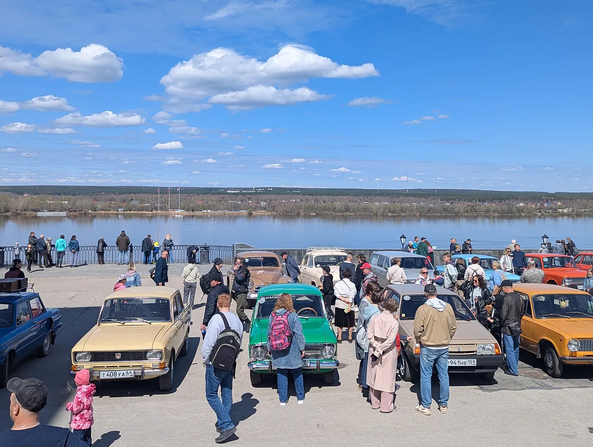Reihen sowjetischer Autos auf der Kama-Promenade bei einem Oldtimertreffen