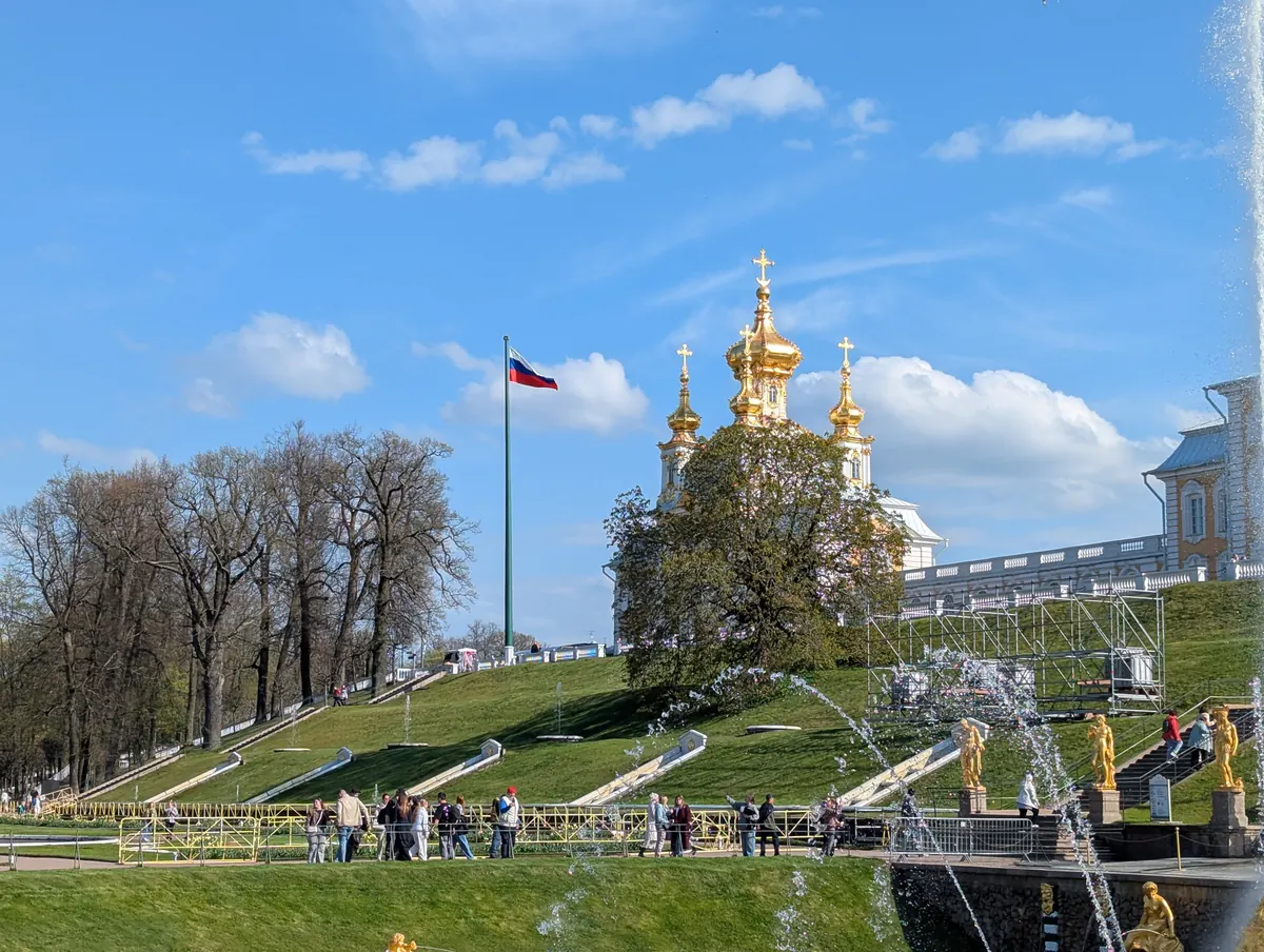Золотые купола Петергофа за фонтанами